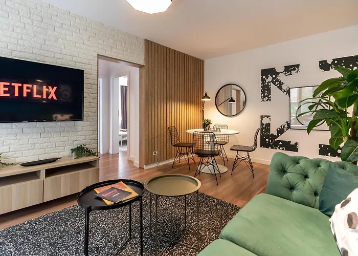 Apartment Downtown Retreat: Spacious 2-br By Unirii Square *