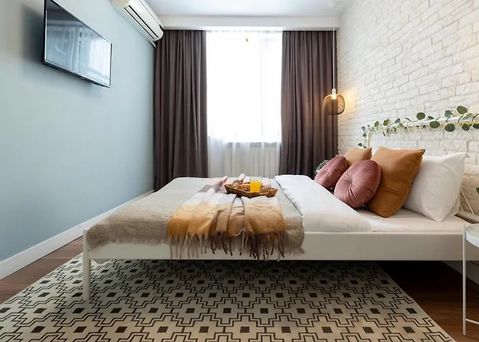 Apartment Downtown Retreat: Spacious 2-br By Unirii Square