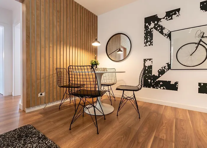 Apartment Downtown Retreat: Spacious 2-br By Unirii Square