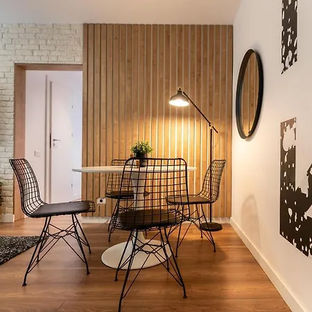 Downtown Retreat: Spacious 2-br By Unirii Square *