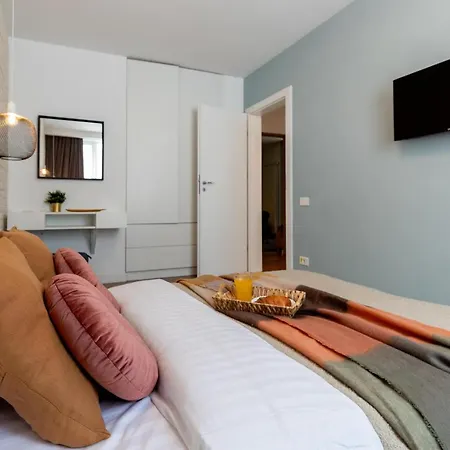 Downtown Retreat: Spacious 2-br By Unirii Square Boekarest