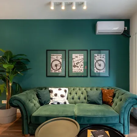 Downtown Retreat: Spacious 2-br By Unirii Square Appartamento