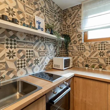 Downtown Retreat: Spacious 2-br By Unirii Square Apartman *