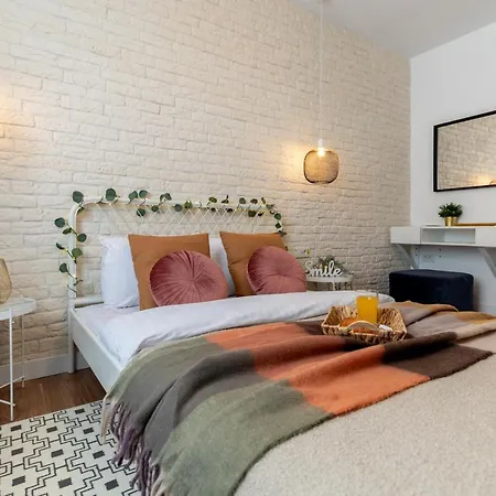 Downtown Retreat: Spacious 2-br By Unirii Square Apartman *