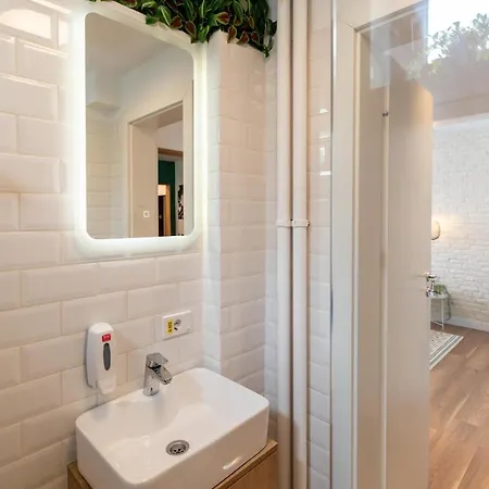 Downtown Retreat: Spacious 2-br By Unirii Square *