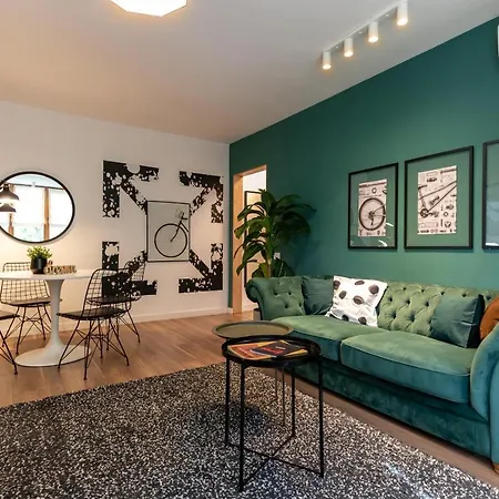 Downtown Retreat: Spacious 2-br By Unirii Square *