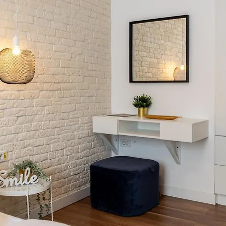 Daire Downtown Retreat: Spacious 2-br By Unirii Square Bükreş