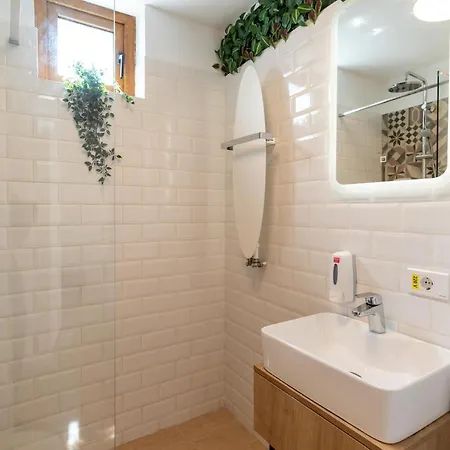 Downtown Retreat: Spacious 2-br By Unirii Square Daire