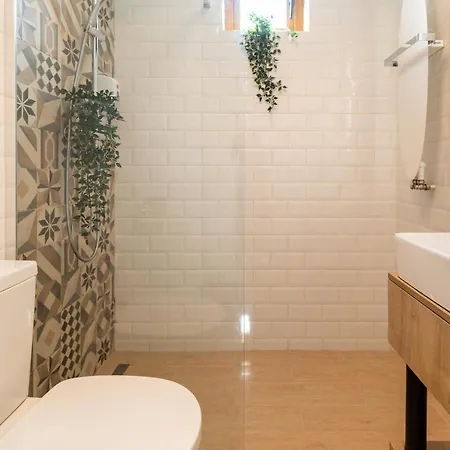 Downtown Retreat: Spacious 2-br By Unirii Square *