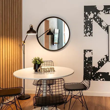 Downtown Retreat: Spacious 2-br By Unirii Square * Bucarest