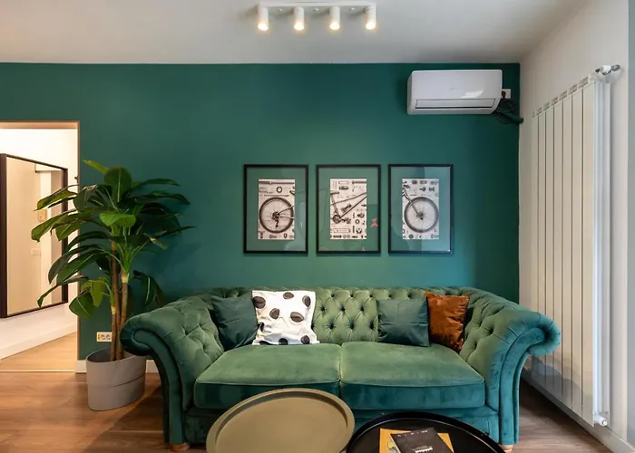 Downtown Retreat: Spacious 2-br By Unirii Square 아파트