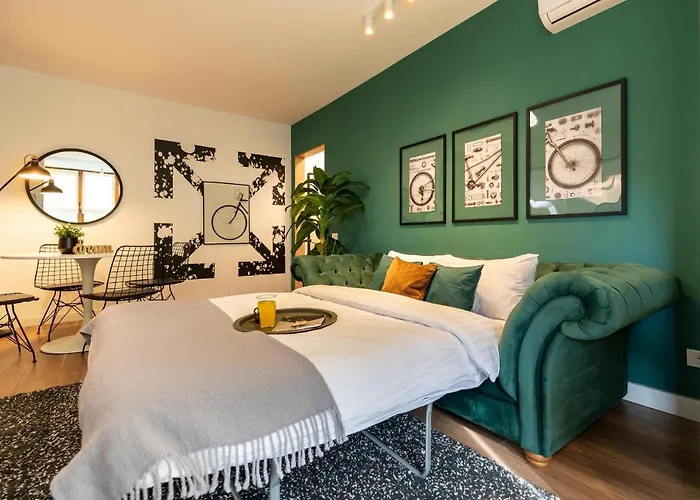 Downtown Retreat: Spacious 2-br By Unirii Square 아파트