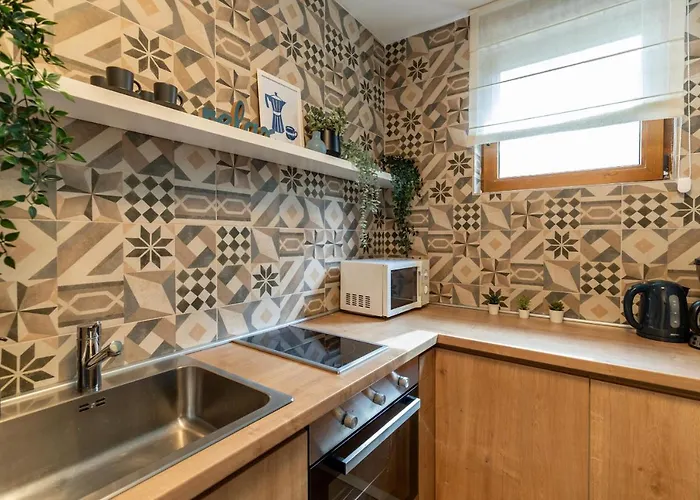 Downtown Retreat: Spacious 2-br By Unirii Square Apartmán *