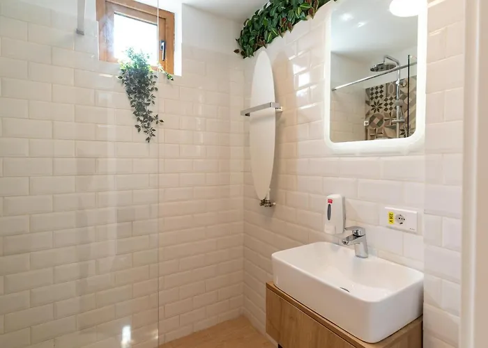 Downtown Retreat: Spacious 2-br By Unirii Square Apartmán