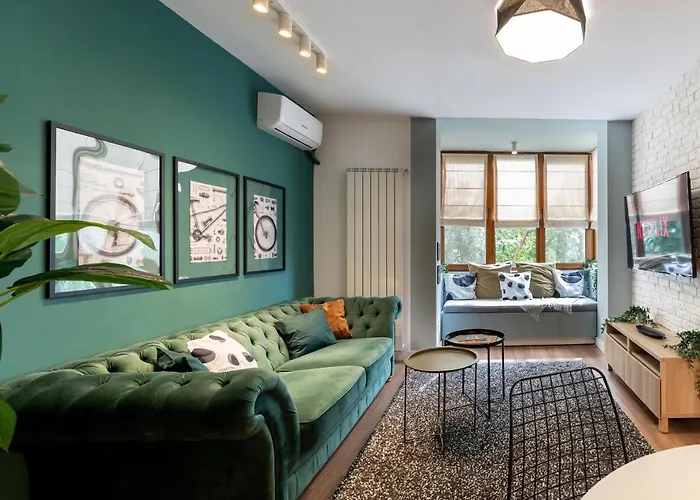 Downtown Retreat: Spacious 2-br By Unirii Square * ブカレスト