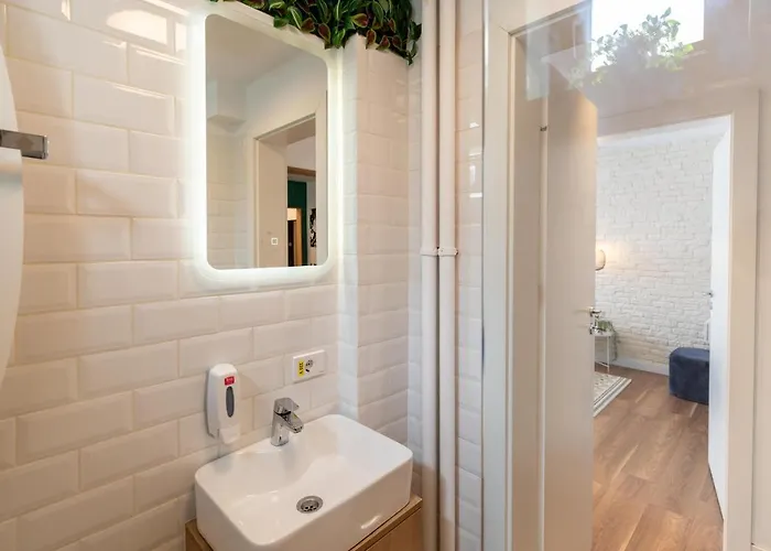 Downtown Retreat: Spacious 2-br By Unirii Square *