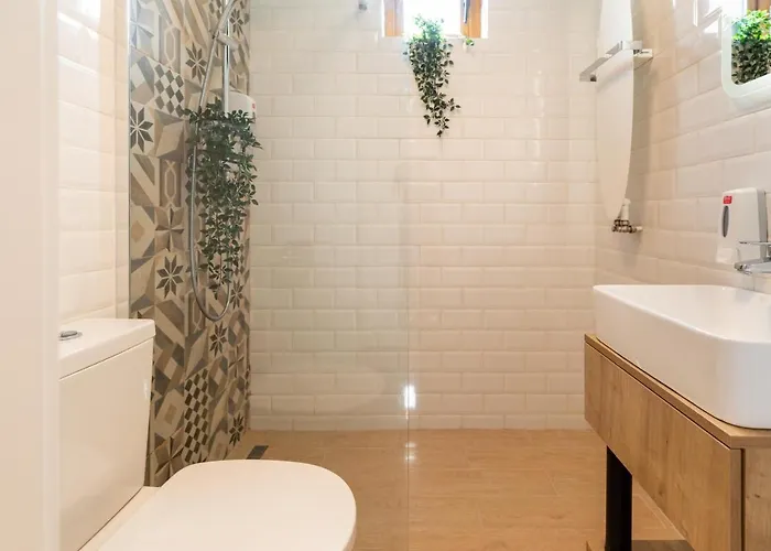 Downtown Retreat: Spacious 2-br By Unirii Square *