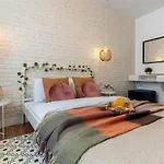 Downtown Retreat: Spacious 2-br By Unirii Square Apartment *