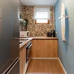 Apartment Downtown Retreat: Spacious 2-br By Unirii Square *