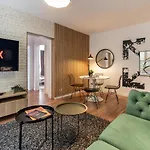 Apartment Downtown Retreat: Spacious 2-br By Unirii Square *
