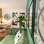 Downtown Retreat: Spacious 2-br By Unirii Square Bucharest