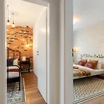 Apartment Downtown Retreat: Spacious 2-br By Unirii Square