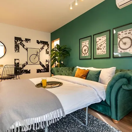 Downtown Retreat: Spacious 2-br By Unirii Square شقة