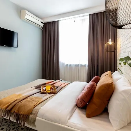 Downtown Retreat: Spacious 2-br By Unirii Square Daire