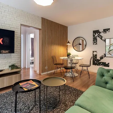 Daire Downtown Retreat: Spacious 2-br By Unirii Square *