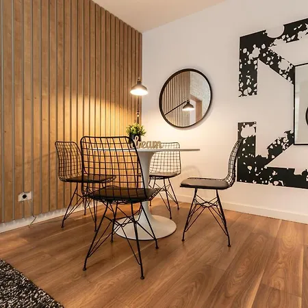 Daire Downtown Retreat: Spacious 2-br By Unirii Square