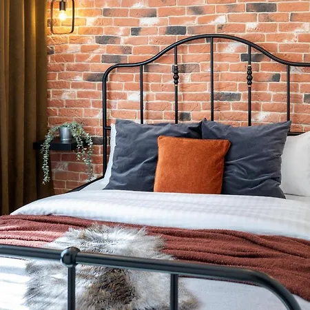 Downtown Retreat: Spacious 2-br By Unirii Square Daire
