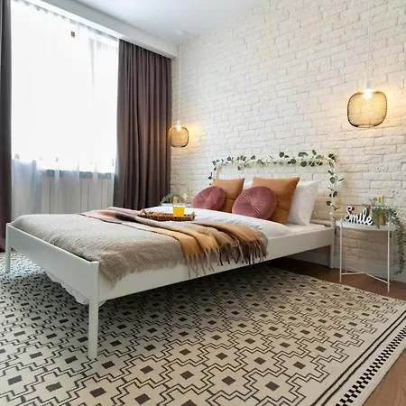 Downtown Retreat: Spacious 2-br By Unirii Square Daire *