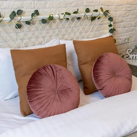 Daire Downtown Retreat: Spacious 2-br By Unirii Square *
