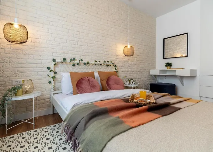 Downtown Retreat: Spacious 2-br By Unirii Square شقة *