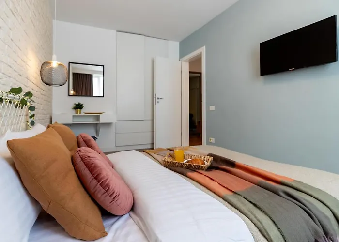 Downtown Retreat: Spacious 2-br By Unirii Square بوخارست