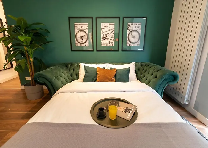 Downtown Retreat: Spacious 2-br By Unirii Square شقة بوخارست